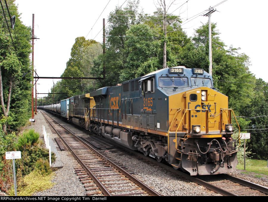 CSX 3165 leads K622